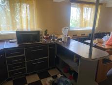 Кухня идет с вытяжкой и барной стойкой 