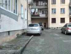 В центре 