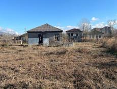 Рядом с трассой , 150 метров до трассы пешком , рядом Торговый Центр Гарп и магазин Кристал , Роснефть Пицунда