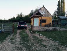 Земельный участок. С деревяным домиком