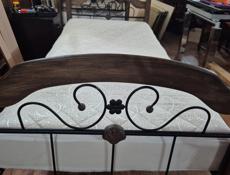 Продам б/у кровати с матрасами