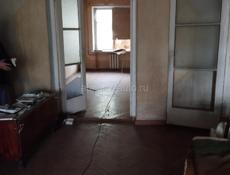 Кв двух комнатная плюс лоджа плюс балкон ,третий этаж пяти этажного дома ,район карьер ... 