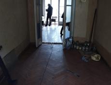 Кв двух комнатная плюс лоджа плюс балкон ,третий этаж пяти этажного дома ,район карьер ... 