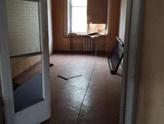 Кв двух комнатная плюс лоджа плюс балкон ,третий этаж пяти этажного дома ,район карьер ... 