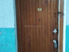 Кв двух комнатная плюс лоджа плюс балкон ,третий этаж пяти этажного дома ,район карьер ... 
