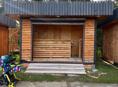 Бармен-продавец в летнем кафе