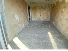 Квартира расположена в центре города на пятом этаже  . Рынок , вокзал , школа , магазины в 2х минутах 