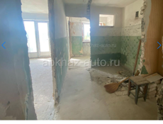 Квартира расположена в центре города на пятом этаже  . Рынок , вокзал , школа , магазины в 2х минутах 