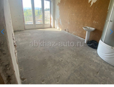 Квартира расположена в центре города на пятом этаже. Рынок , вокзал, школа, магазины в 2х минутах.