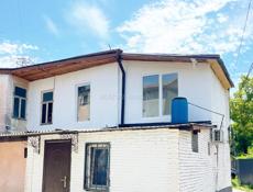 Продажа домика в центре(первый этаж ) города Сухум !