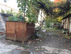 Продаётся участок 12кв метров. Улица Джонуа 6А между гаражами. 5 мин до моря  