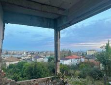 УЧАСТОК 4 СОТКИ С КАРКАСОМ ДОМА  СУХУМ РАЙОН ВОКЗАЛА