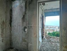 УЧАСТОК 4 СОТКИ С КАРКАСОМ ДОМА  СУХУМ РАЙОН ВОКЗАЛА