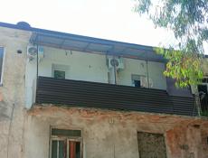 Продаются две комнаты два балкона со стороны центральной трассы со стороны двора 