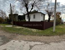 Очень хороший дом с земельным участком и цитрусовым садом .