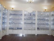 «Императорский фарфор» мебель с бывшего магазина 
