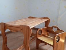 Стол и стул из чистого дерева .
