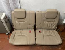 продам сиденья на лексус GX470 задний третий ряд .  состояние отличное нужна не большая химчистка есть не большая дырочка показана на фото