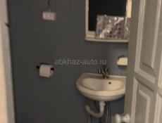Сдам комнату с удобствами  на 2 человека в центре Гагры  рядом с рынком.на длительный срок  с 1 июля 