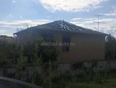 Продам дом с участком 6 сотых, дом после пожара, сгорела крыша и второй этаж. Можно восстановить, можно и под снос. На участке плодовые деревья, расположен в г. Гудаута пер Смыр. Цена 1,5 млн без торга. Самая низкая цена.