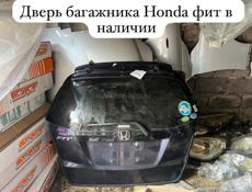 Honda Fit лобовое стекло, дверь багажника, фары, бампер, , стопы и много других запчастей в наличии и под заказ 