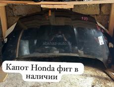 Honda Fit лобовое стекло, дверь багажника, фары, бампер, , стопы и много других запчастей в наличии и под заказ 