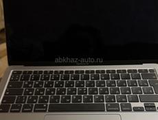 MacBook Air13 2021 Есть коцка но она не мешает и ее почти не видно