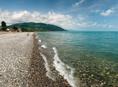 Шашлычник в кафе на берегу моря 