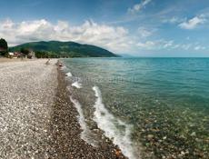 Шашлычник в кафе на берегу моря 
