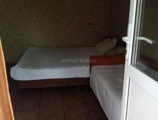 Номера эконом класса, 1 душ-туалет, стоимость 500₽ сутки с человека, максимальная вместительность в номер 3 чел.не далеко от моря. Звонить и писать на ватцап!