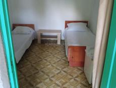 Номера эконом класса, 1 душ-туалет, стоимость 500₽ сутки с человека, максимальная вместительность в номер 3 чел.не далеко от моря. Звонить и писать на ватцап!