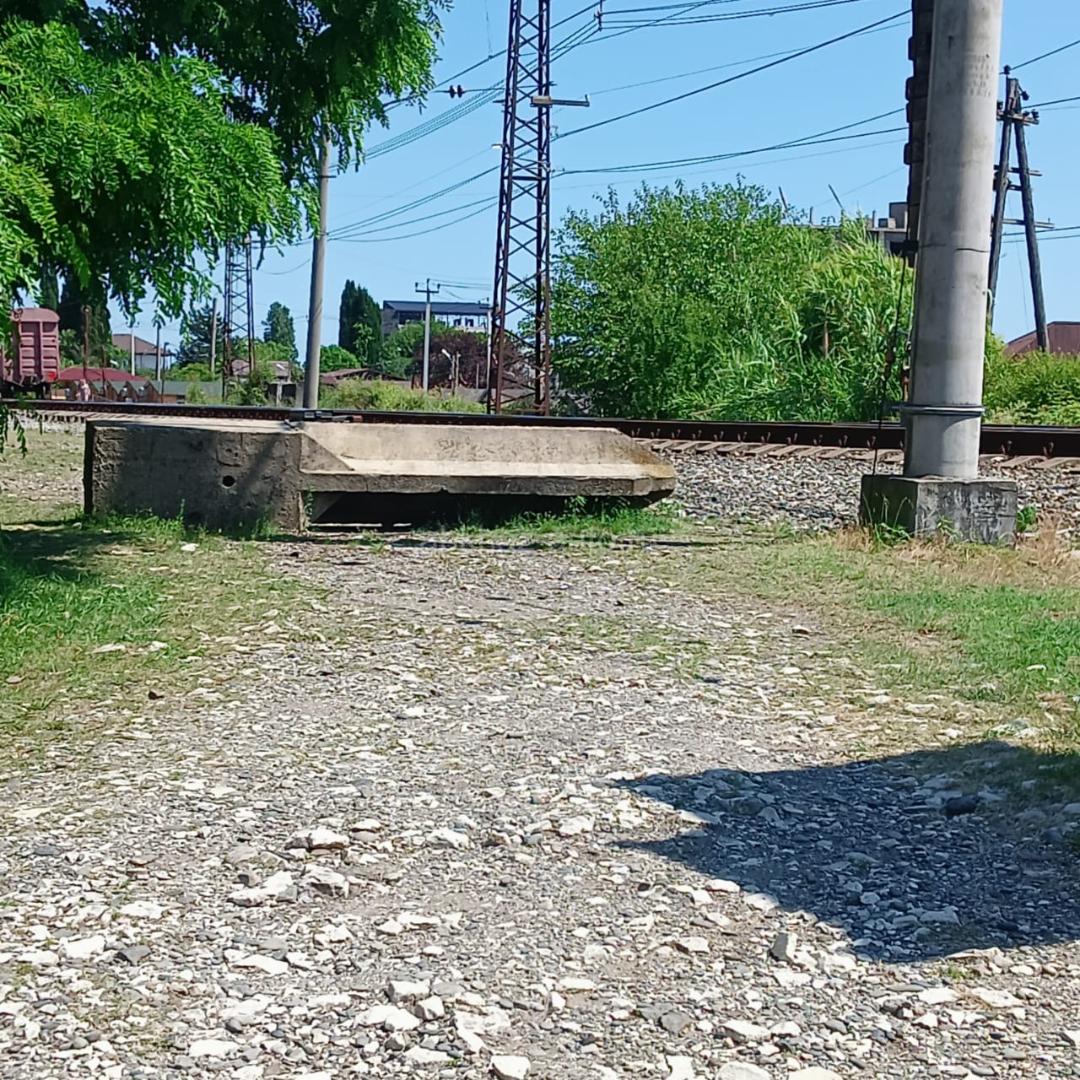 Номера эконом класса, 1 душ-туалет, стоимость 500₽ сутки с человека, максимальная вместительность в номер 3 чел.не далеко от моря. Звонить и писать на ватцап!