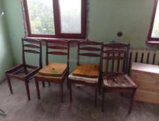 Продаются неотреставрированные стулья очень крепкие деревянные  Отдам все за 1000 р  Звонить или писать на ватсап 7752026