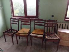 Продаются неотреставрированные стулья очень крепкие деревянные  Отдам все за 1000 р  Звонить или писать на ватсап 7752026
