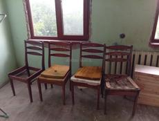 Продаются неотреставрированные стулья очень крепкие деревянные  Отдам все за 1000 р  Звонить или писать на ватсап 7752026