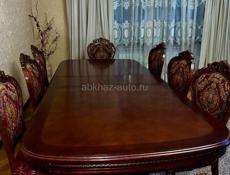 Продаю большой стол со стульями в отличном состоянии