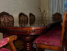 Продаю большой стол со стульями в отличном состоянии