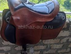 Конь с седлом 