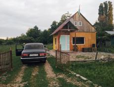 Земельный участок с деревяным домиком