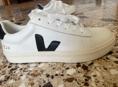 Продаются кроссовки VEJA