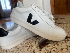 Продаются кроссовки VEJA
