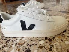 Продаются кроссовки VEJA