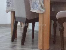 Стол стульями и диван 