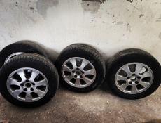 Продаю 4 покрышки с дисками 195/65 R15 от Марк 2