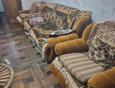 Продам б/у диван- кровать с 2 креслами