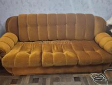 Продам б/у диван- кровать с 2 креслами