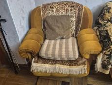 Продам б/у диван- кровать с 2 креслами