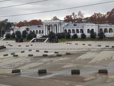 Напротив вокзала