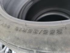 255 35 R19 две штуки 