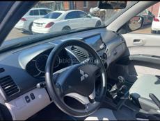 Mitsubishi L 400